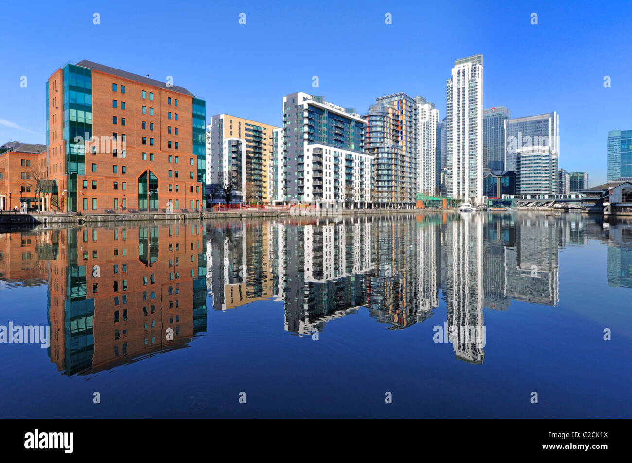 Reflexion über stilles Wasser einer städtischen Wohnung Wohnsiedlung in einer Immobilienentwicklung in der Regeneration des Inner Millwall Dock Isle of Dogs East London UK Stockfoto