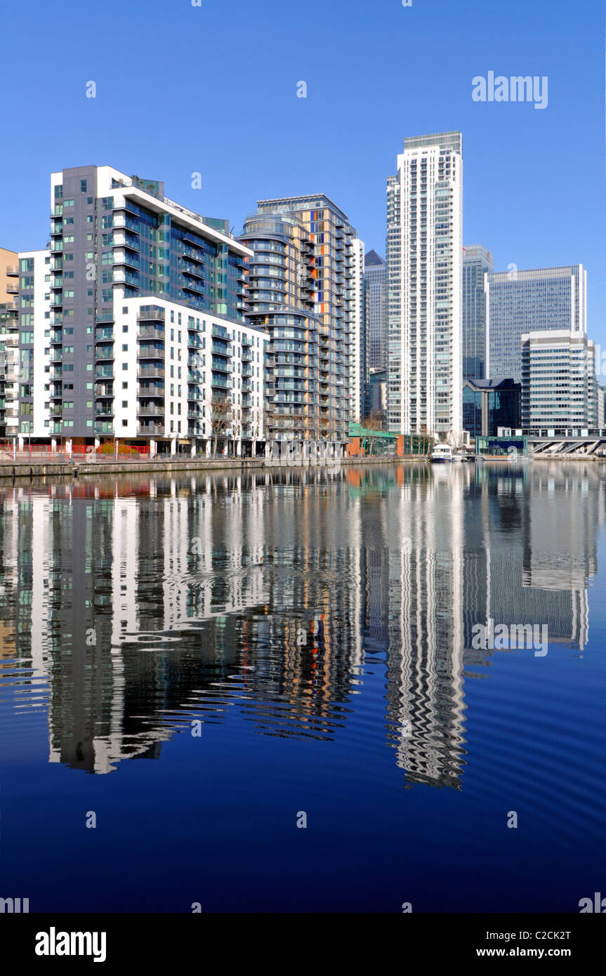 Reflexion über Wasser der städtischen Wohnung Wohnung Gehäuse in real Immobilienentwicklung in der Regeneration von Inner Millwall Dock Isle of Dogs East London Großbritannien Stockfoto