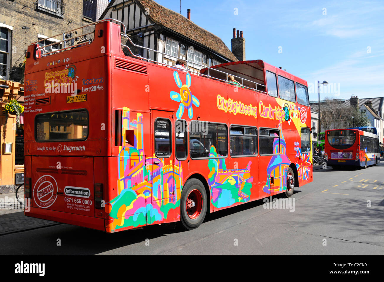 Cambridge Red park &amp; ride Doppeldecker an Bushaltestelle Stockfoto