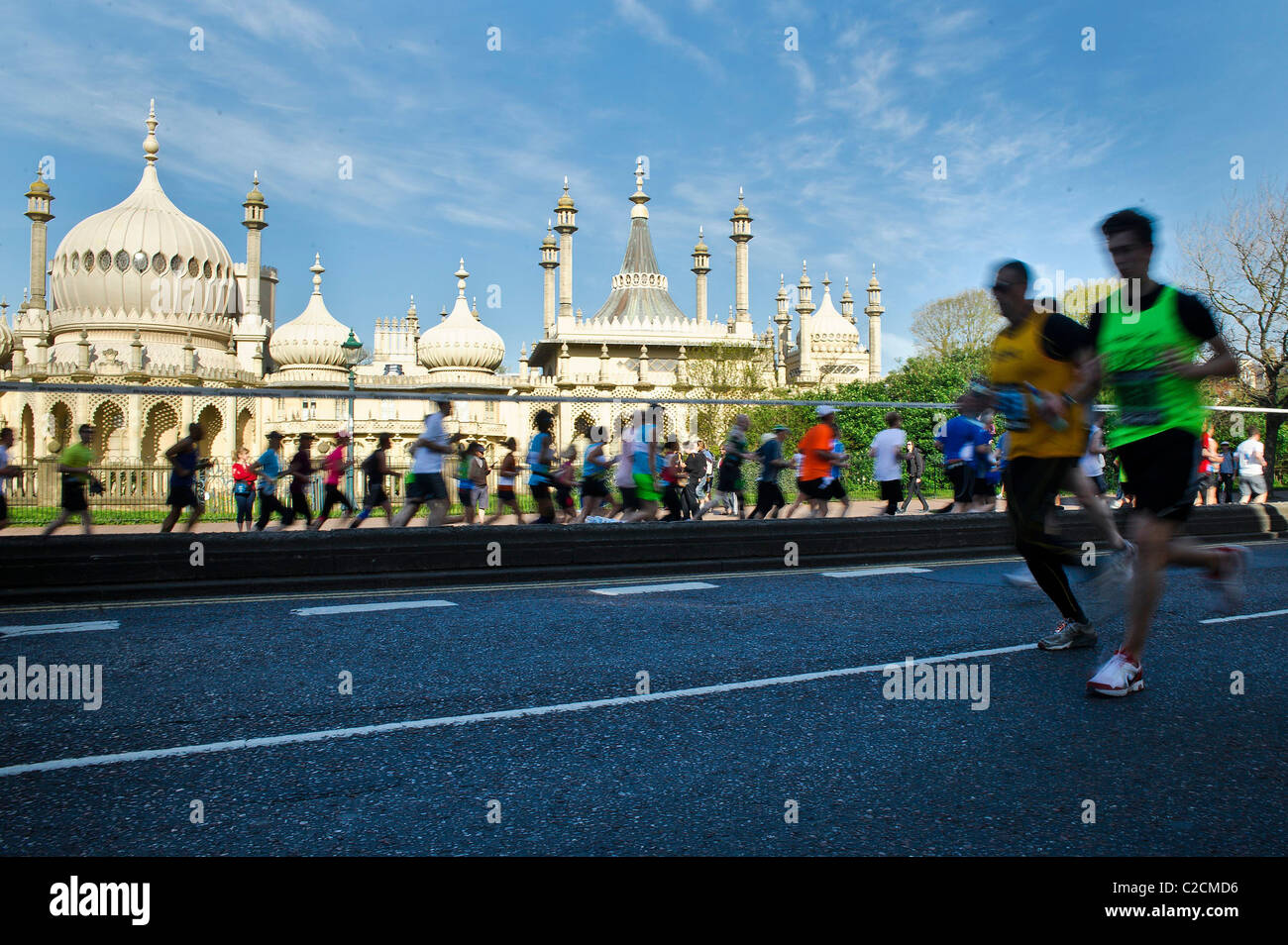 04.10.2011.  Läufer passieren der Brighton Pavilion in Brighton Marathon. Stockfoto