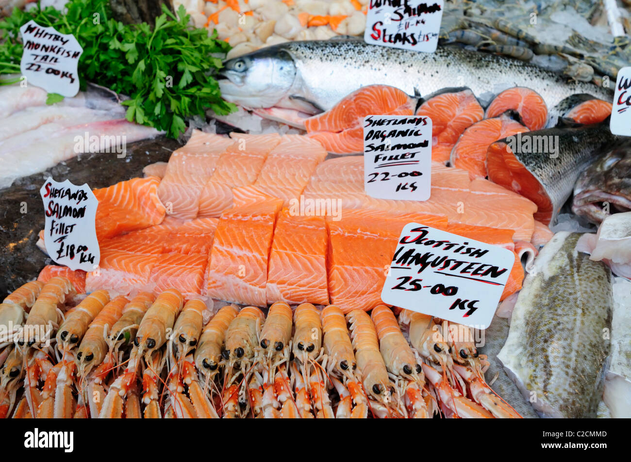 Lachs und Scampi auf einem Fischhändler Stall an der Borough Market, Southwark, London, England, UK Stockfoto