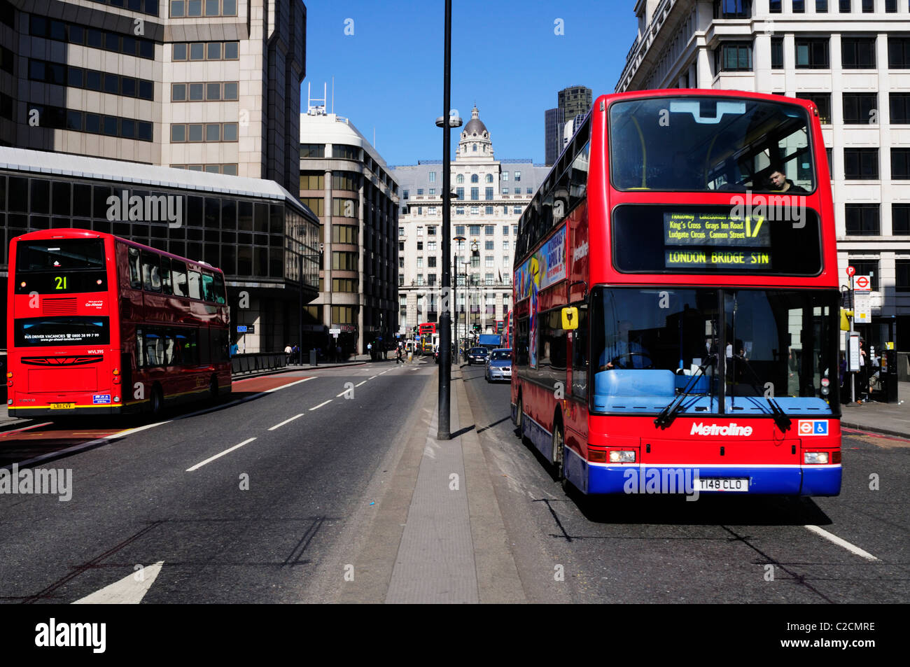 Busse auf London Bridge, London, England, UK Stockfoto