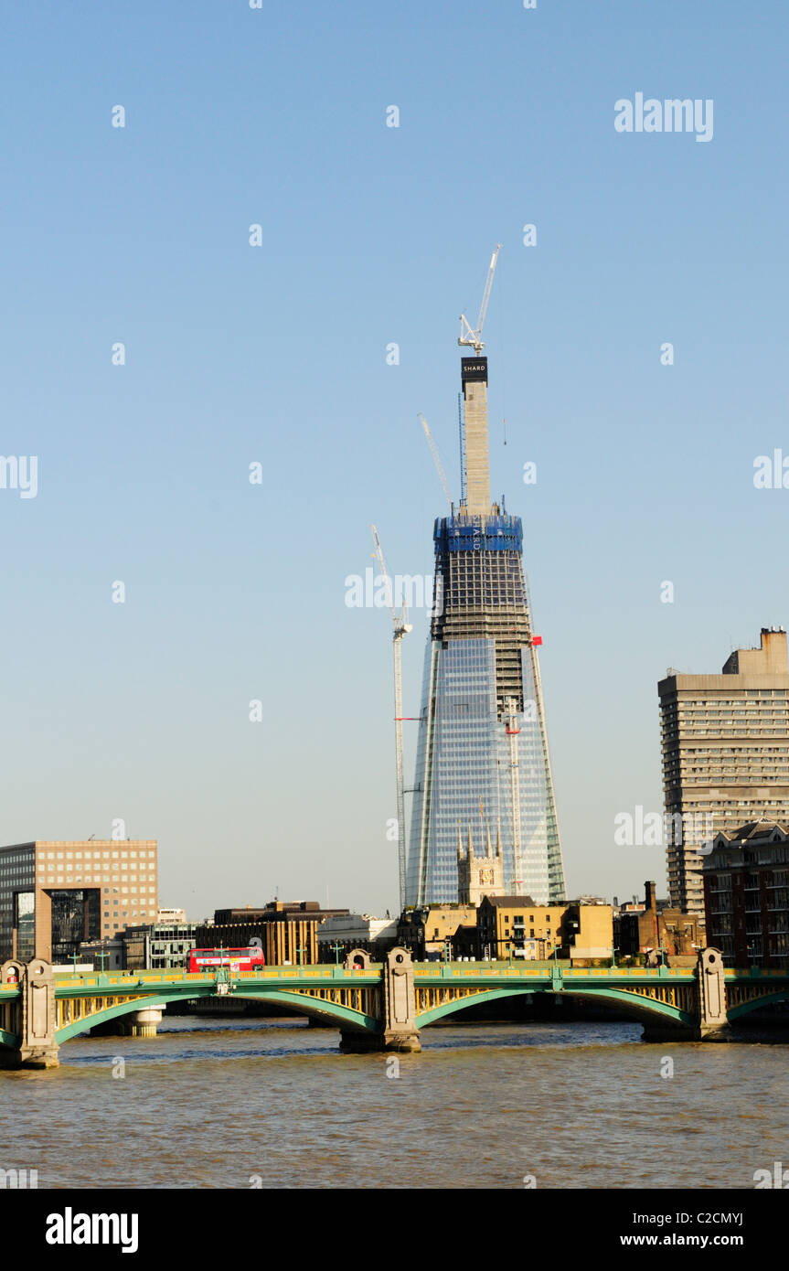 Der Shard Wolkenkratzer und Southwark Bridge gesehen von Millennium Bridge, London, England, UK Stockfoto