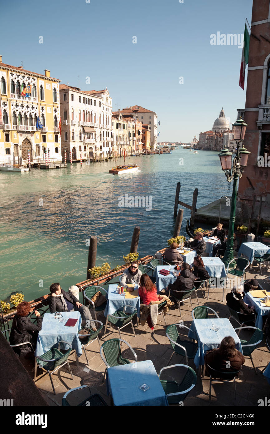 Venedig Cafe - Menschen an einer im Cafe am Grand Canal, Accademia, Venedig, Italien sitzen Stockfoto