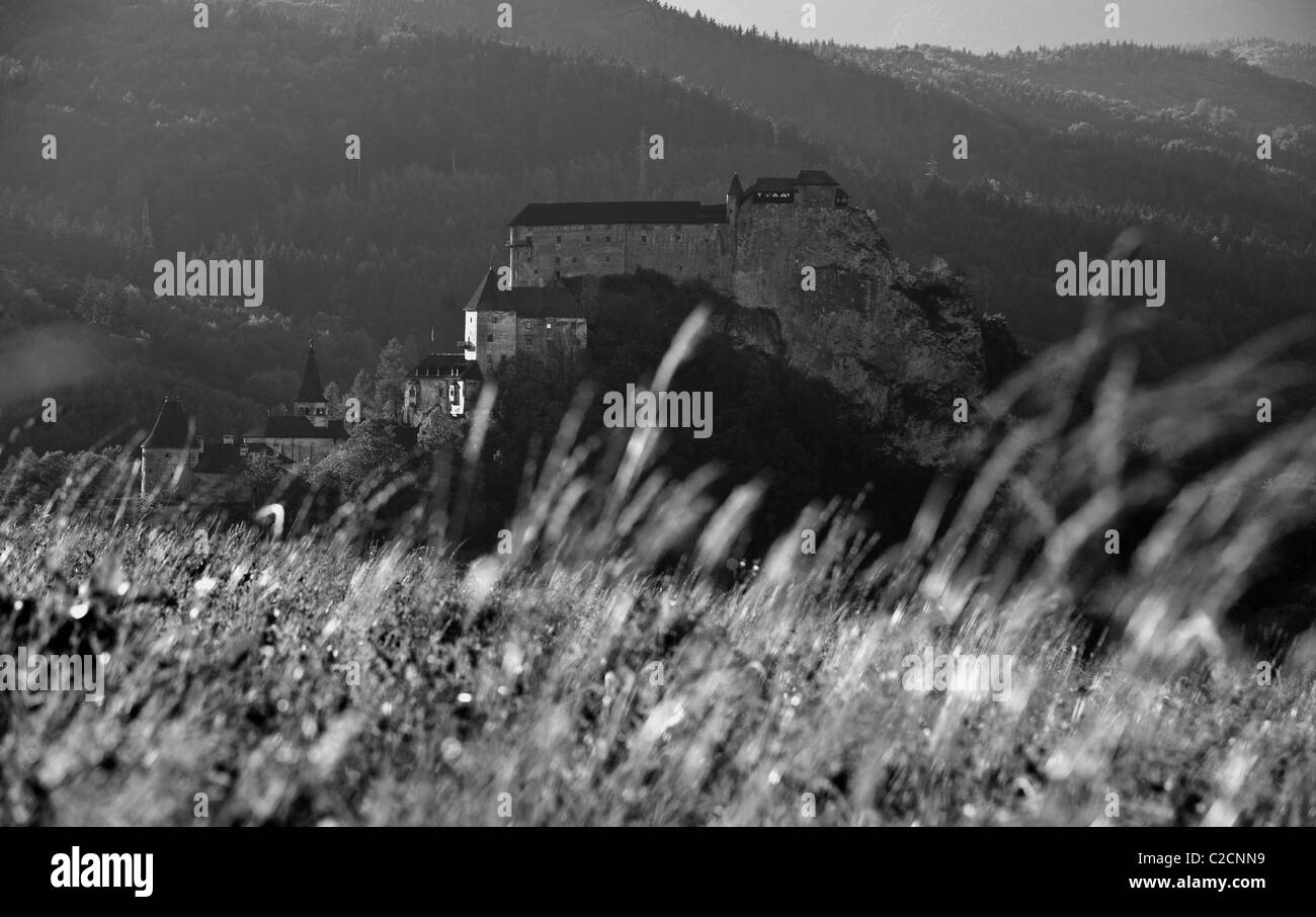 schwarz / weiß Bild von Orava Burg in Oravsky Podzamok, Slowakei Stockfoto