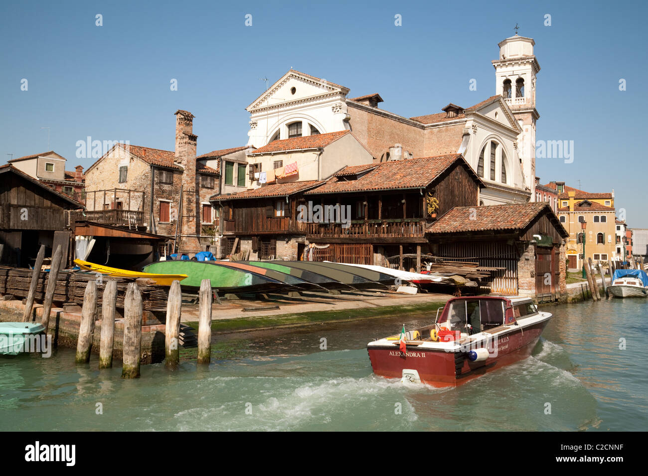 Eine Gondel-Werft am Ufer eines Kanals, Venedig, Italien Stockfoto