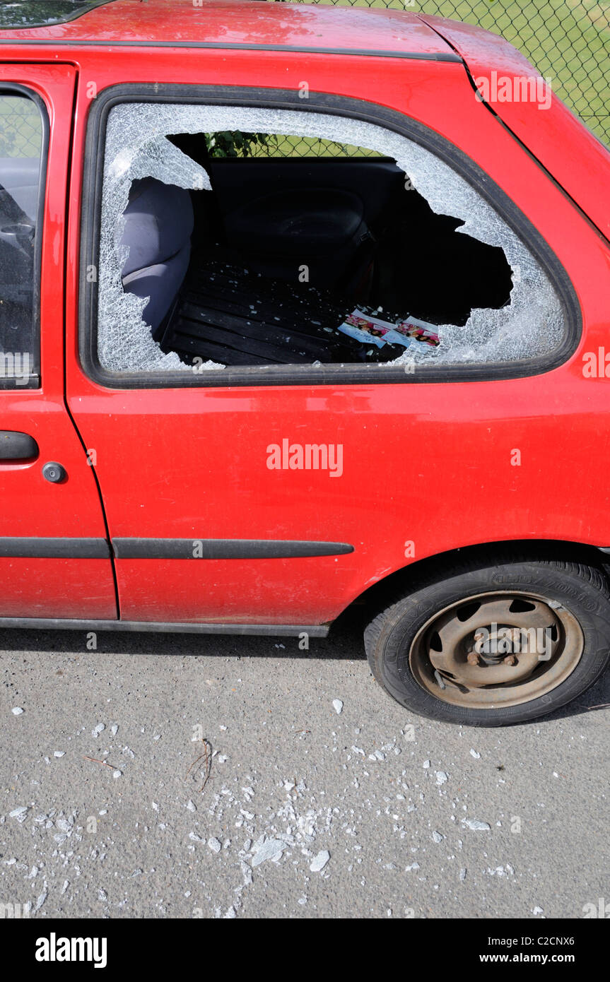 Ein Auto mit einem Fenster "zerschlagen und greifen" Diebe aufgeschlüsselt. Stockfoto