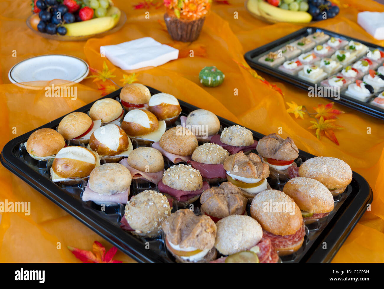 gemischte Brötchen in schöne Dekoration für Büro-Meeting buffet Stockfoto