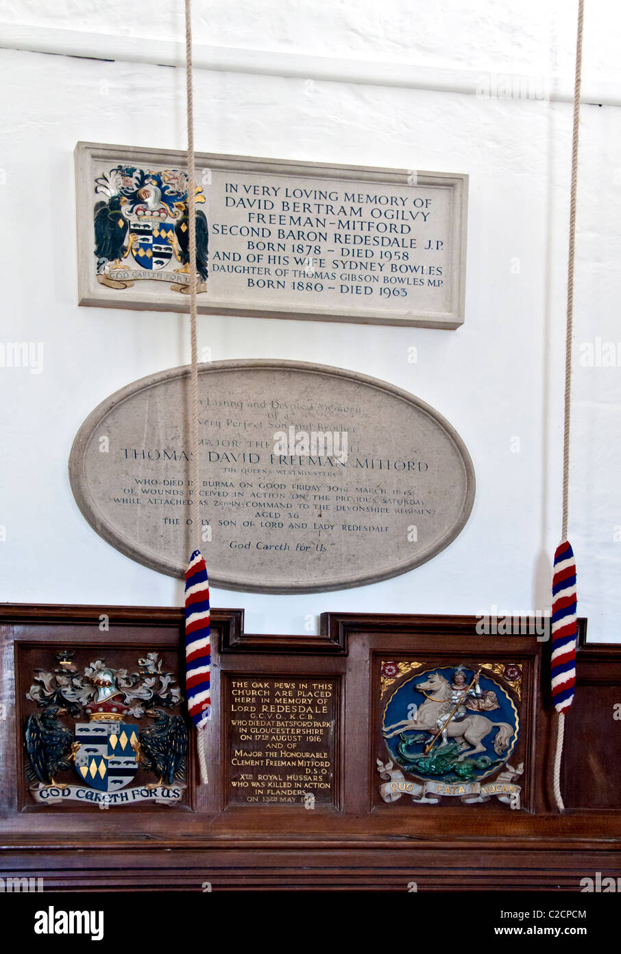 Im Inneren der Kirche in Swinbrook mit dem Denkmal für die Mitford Familie; Inneres der Kirche in Swinbrook Mit Erinnerung Mitfords Stockfoto