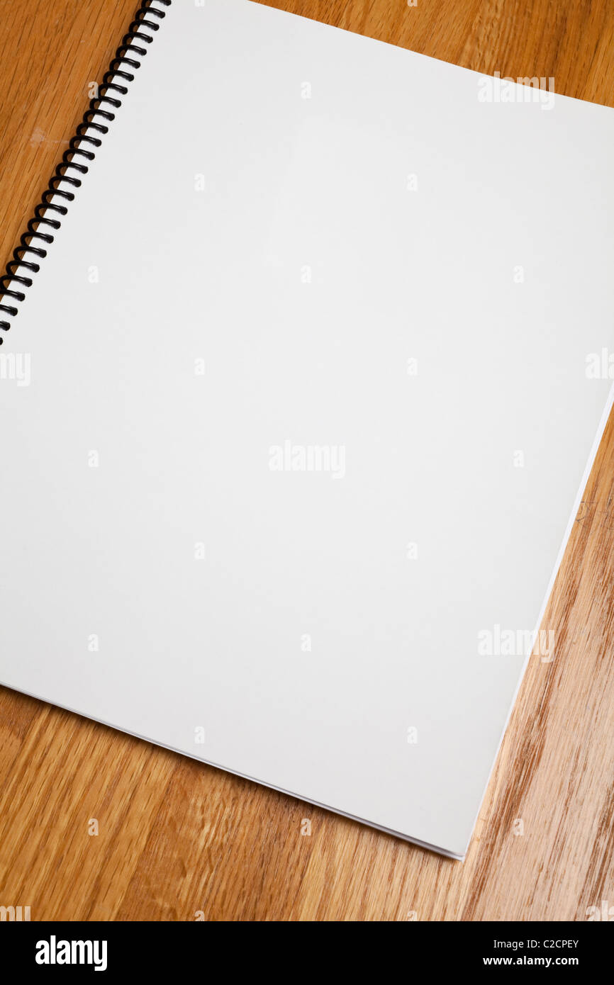 Weißes Buch und Holz Tischplatte Stockfoto