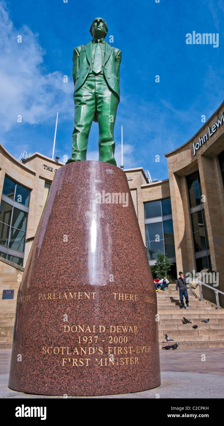 Statue des ehemaligen schottischen ersten Minister Donald Dewar in Buchanan Street Glasgow Stockfoto