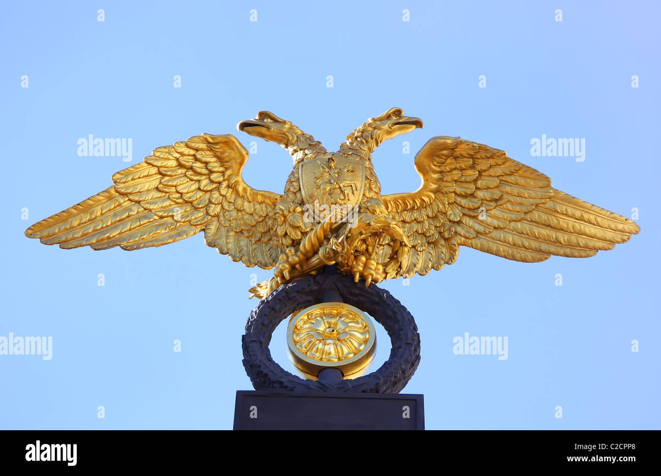 Russland-Arme mit Doppeladler auf blauen Himmelshintergrund Stockfoto