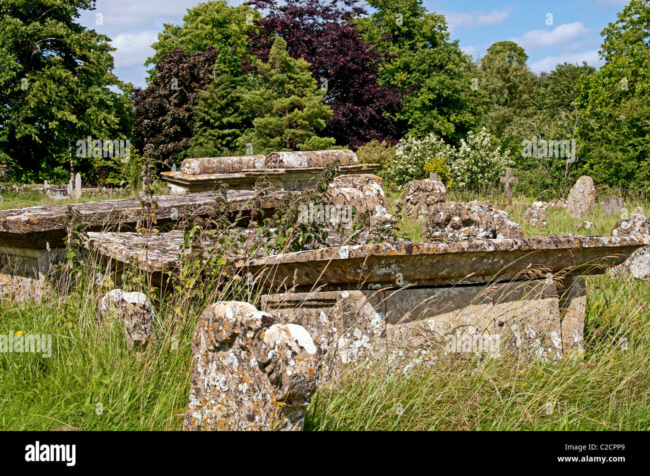 Gräber auf dem Friedhof der Swinbrook; Gräber Auf Dem Friedhof von Swinbrook Stockfoto
