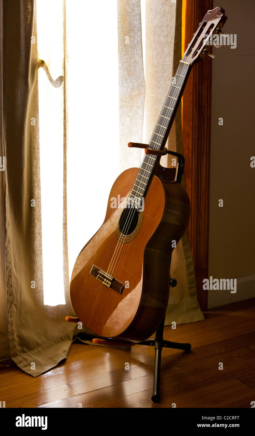 Spanische Akustikgitarre auf einem Bodenständer. Stockfoto
