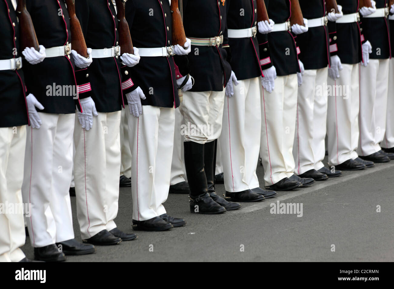 Ungerade! Ein Wachmann mit einer Hose in seinen Stiefeln, während er während der Feierlichkeiten zum 16. Juli in La Paz, Bolivien, auf der Parade war Stockfoto