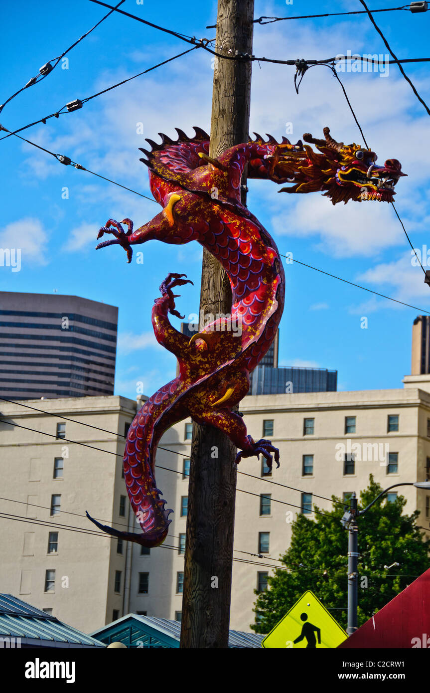 Drachen Skulptur auf Pole, International District, Seattle, Washington Stockfoto