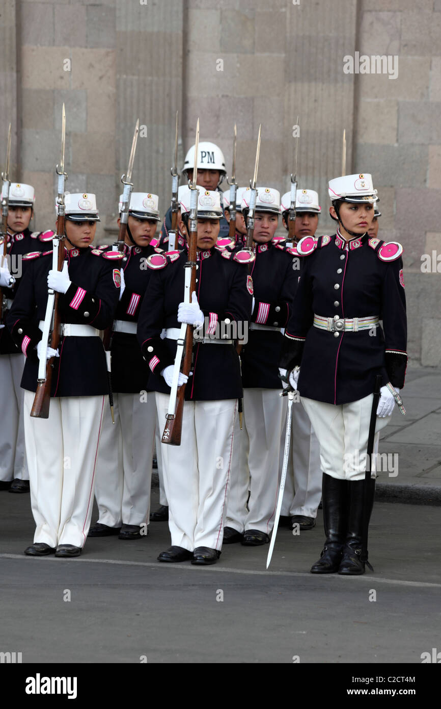 Weibliche zeremonielle Wachen auf Parade während Juli 16th Jubiläumsfeiern , Plaza Murillo , La Paz , Bolivien Stockfoto