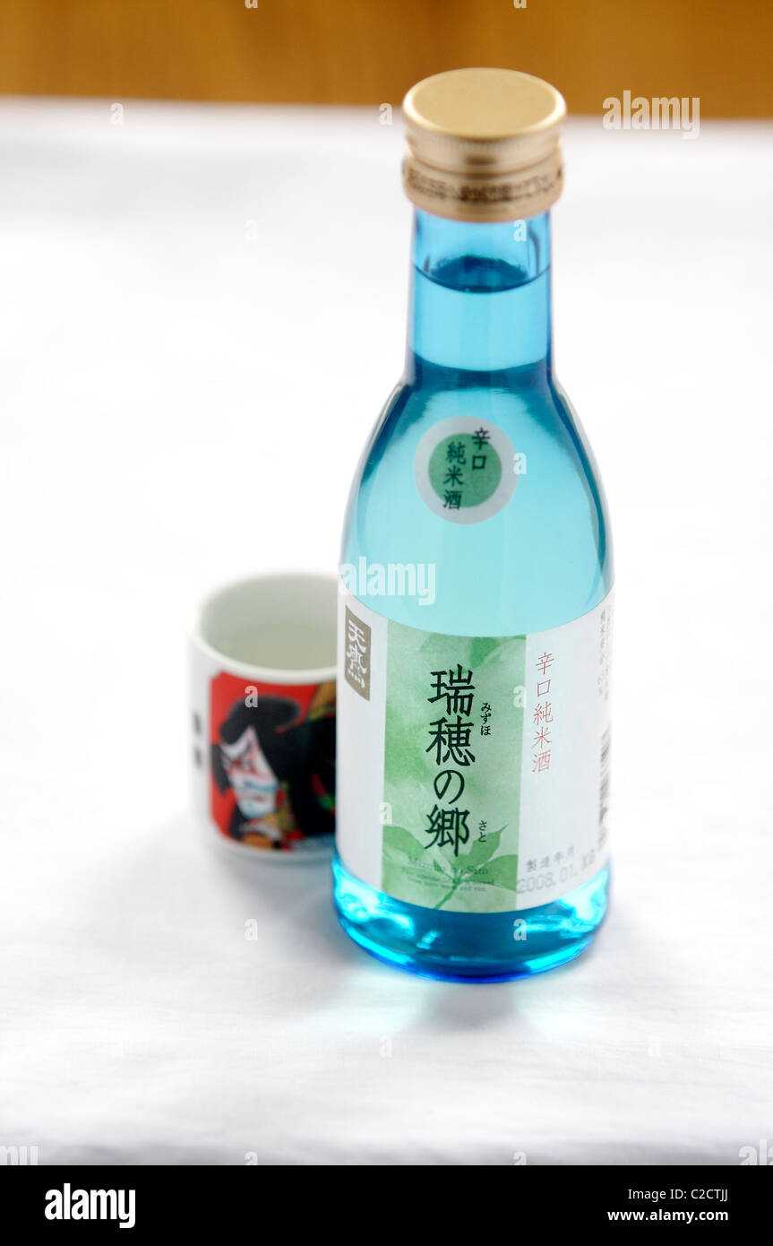 Flasche des authentischen japanischen Sake mit einer Ochoko Portion Tasse Stockfoto