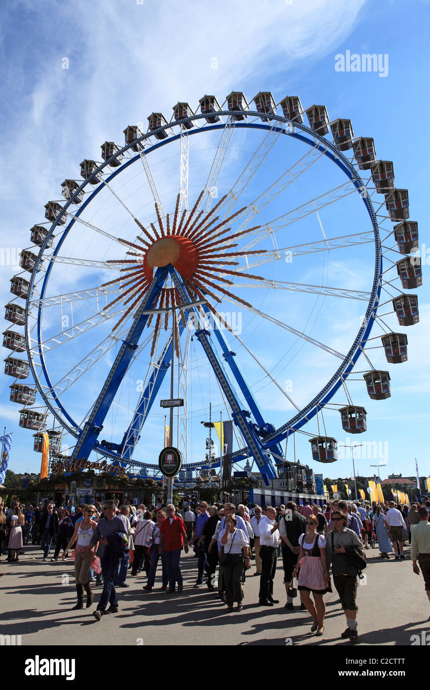 Der Big Wheel (Riesenrad) auf dem Münchner Oktoberfest in Deutschland. Stockfoto