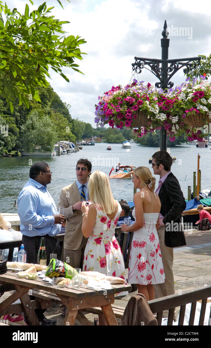 Menschen Geselligkeit an der Themse während der henley Royal Regatta Oxfordshire England Großbritannien Stockfoto