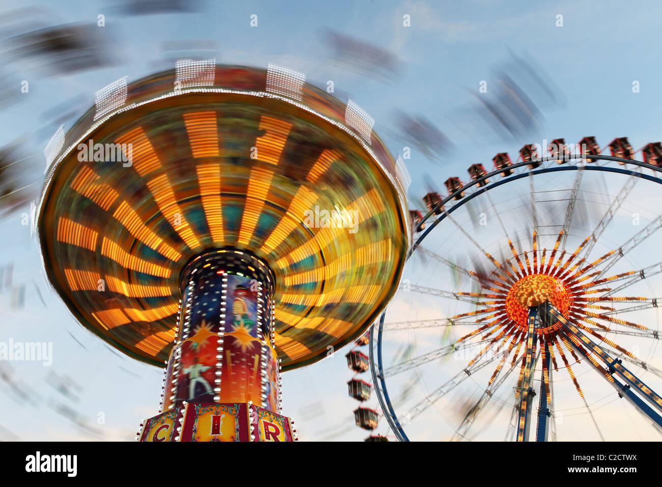 Einem drehenden Karussell und Riesenrad, Bestandteil der Kirmes Oktoberfest jedes Jahr im Herbst auf den Theresienwiesen in München eingerichtet. Stockfoto