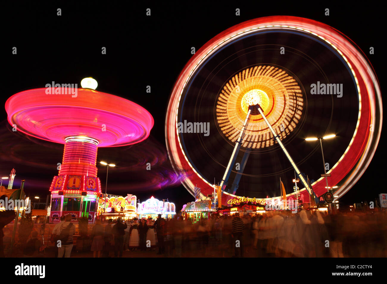 Ein Karussell dreht sich nachts auf dem Münchner Oktoberfest in Deutschland. Stockfoto