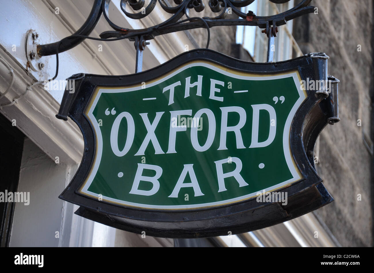 Melden Sie sich außerhalb der Oxford Bar in Young Street, das Wasserloch des Ian Rankins fiktiven Inspector Rebus. Stockfoto