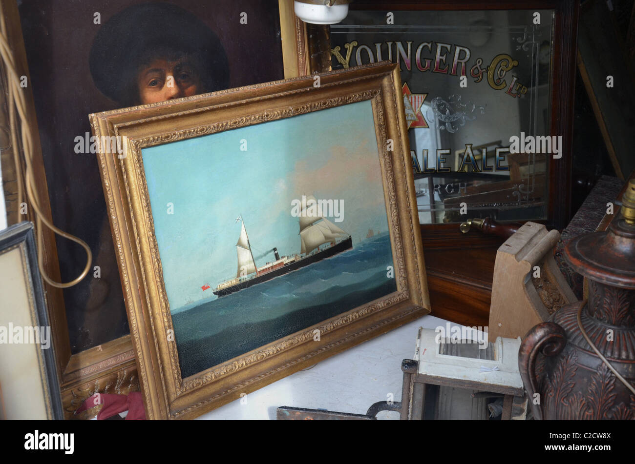 Gemälde und andere Gegenstände in das Fenster von einem Antiquitätenhändler in Edinburgh Stockfoto