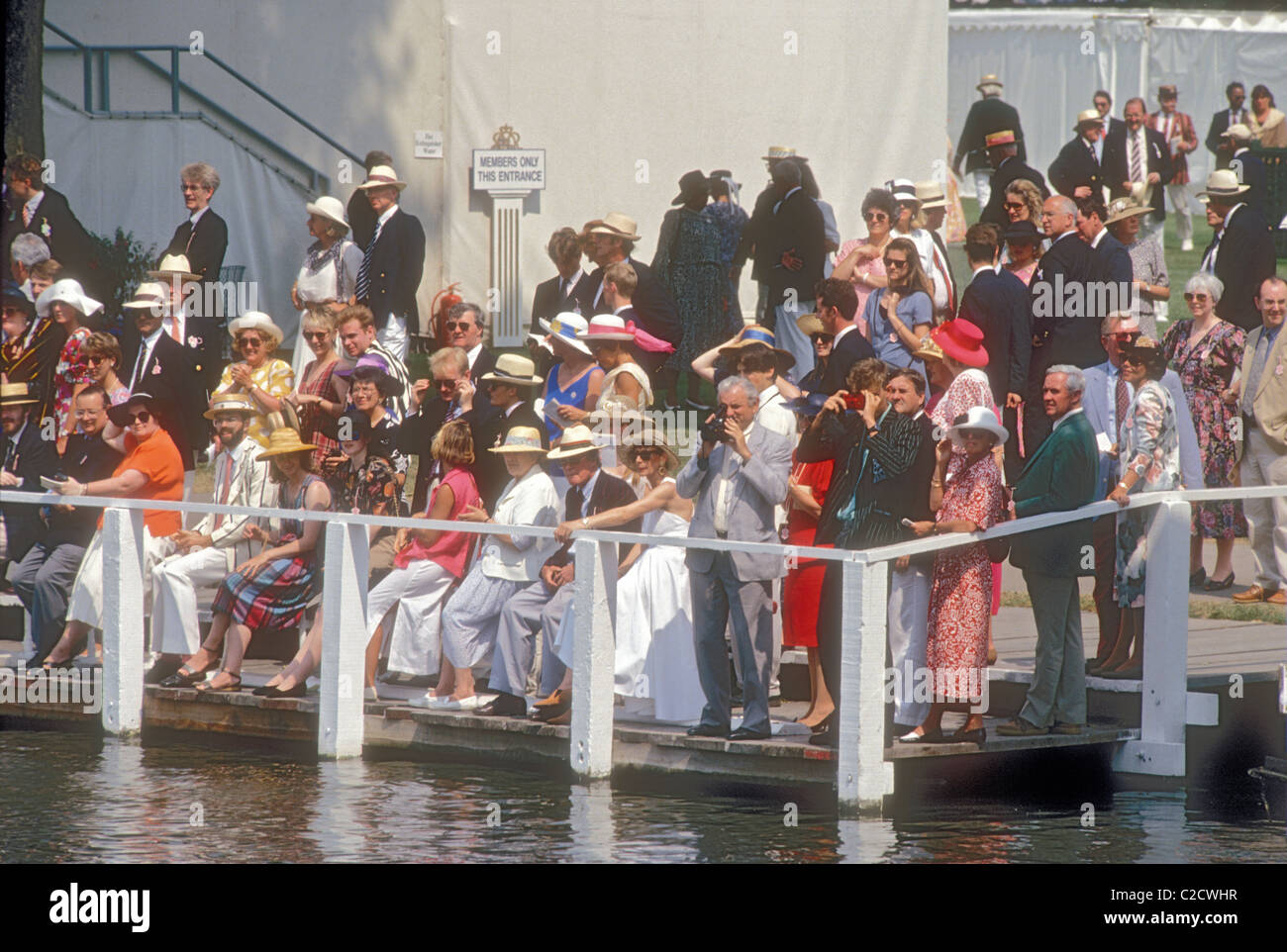 Menschen beobachten Ruder-Rennen während der Henley Royal Regatta Woche Themse in Henley auf Themse Oxfordshire UK Stockfoto