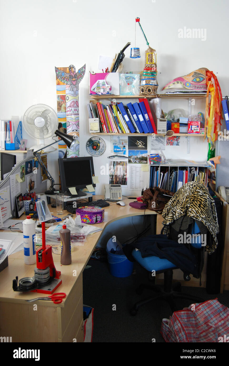 Unordentlichen Schreibtisch Stockfoto