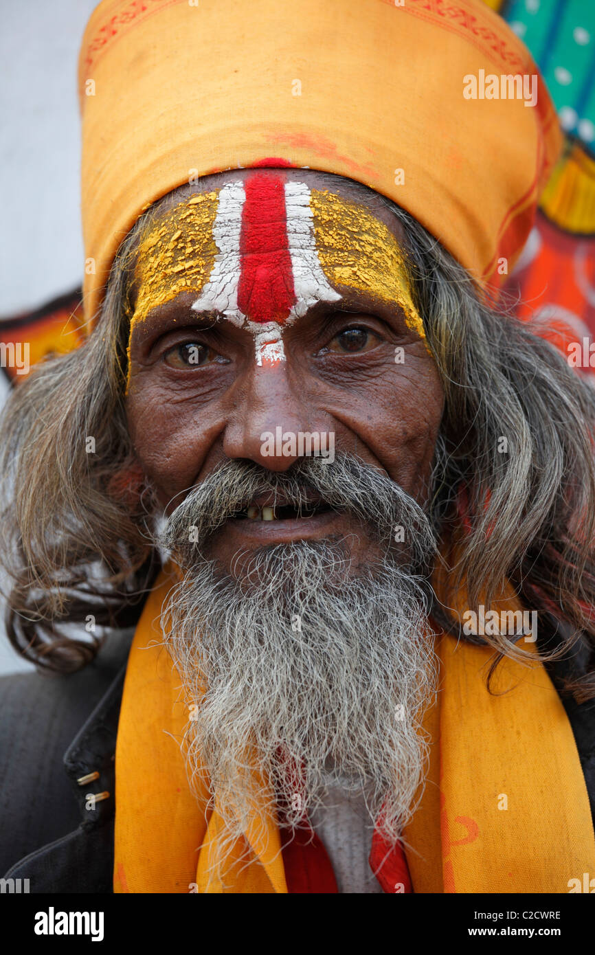 Porträt eines Sadhu, einen hinduistischen heiligen Mann putzt traditionelle Kleidung, Indien Stockfoto