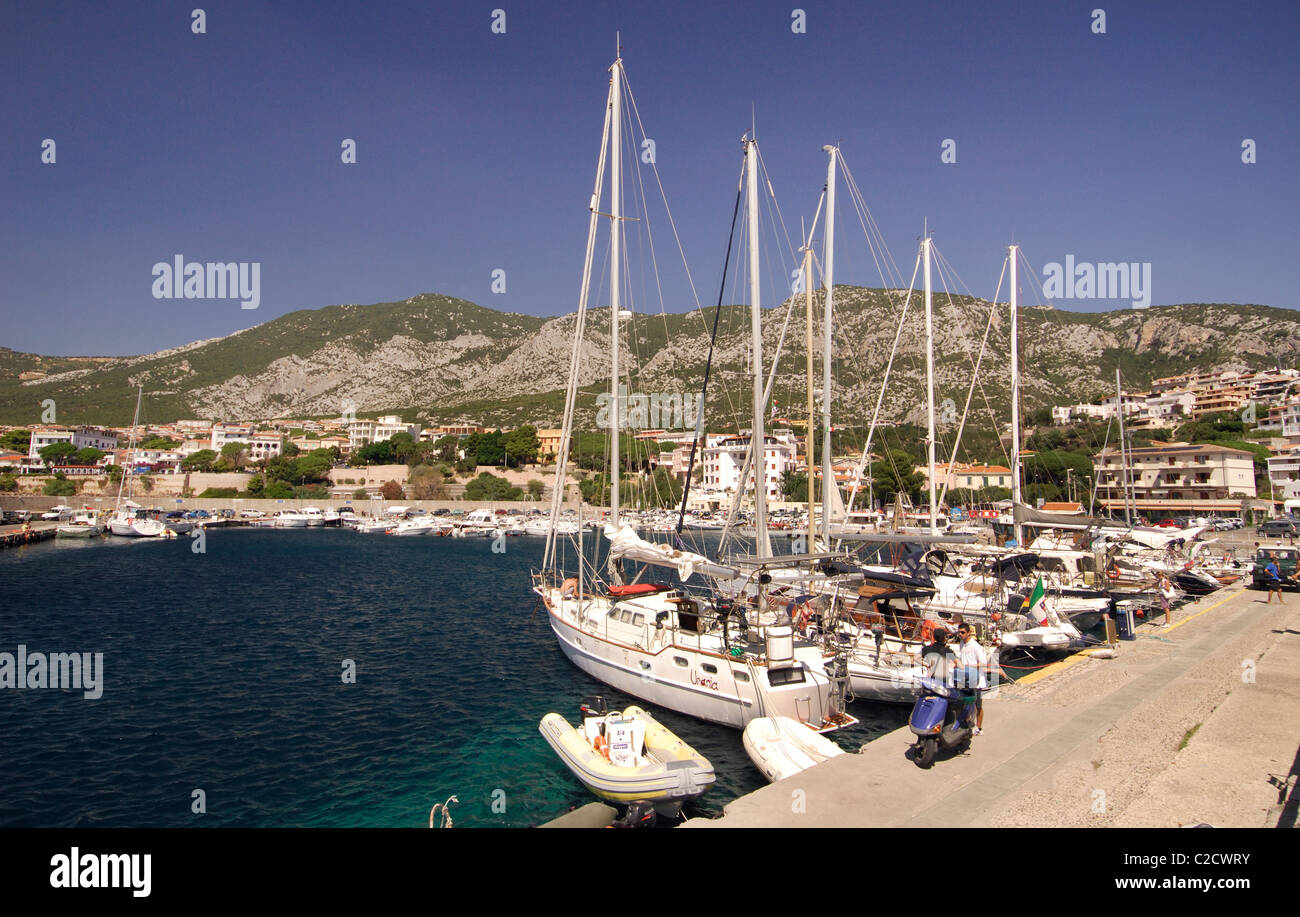 Boote festmachen an der touristischen Hafen Cala Gonone, Golf von Orosei, Sardinien, Italien Stockfoto