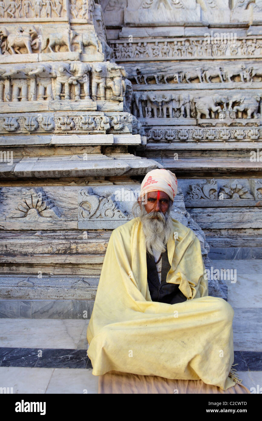 Bettler an der Jain-Tempel in Udaipur, Indien Stockfoto