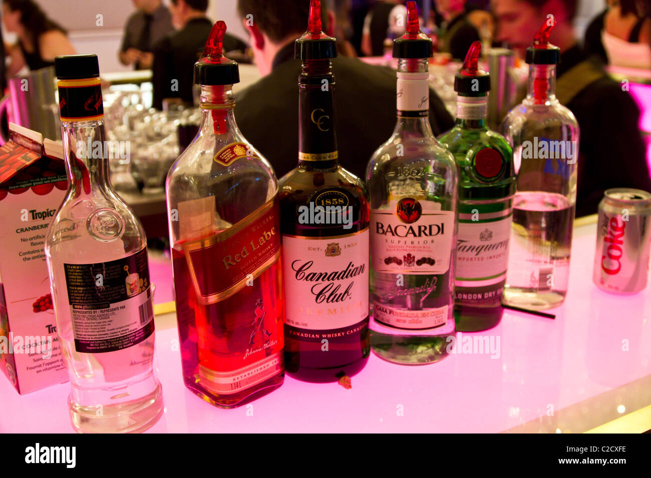 Alkohol, alkoholische bar Getränke Schnaps Flasche brandy Club cocktail Glas Likör Schnaps viele Nacht-Club-Party rum Geist Wodka whi Stockfoto