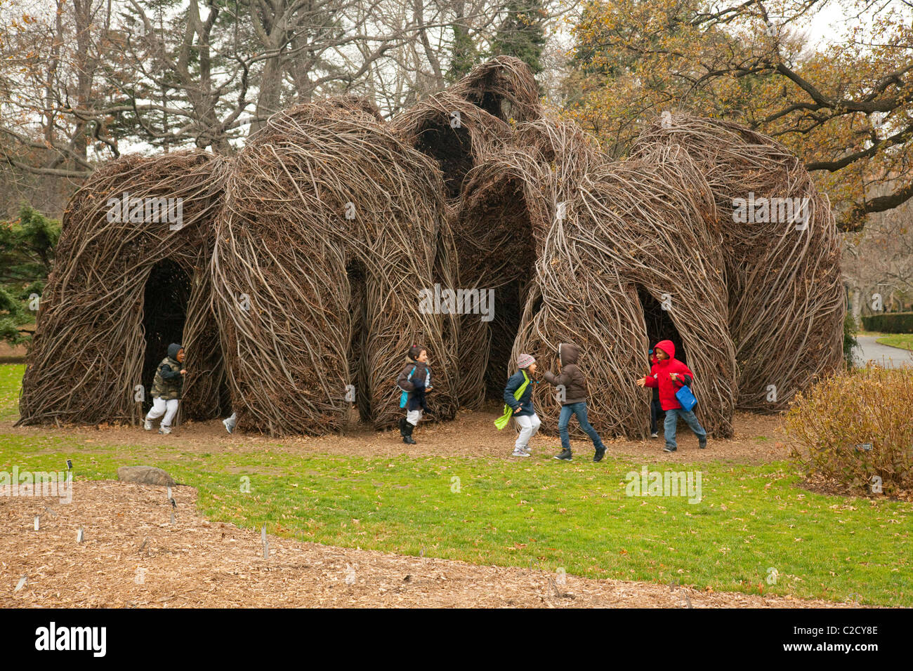 Gewebte Holzskulptur im Herbst im Brooklyn Botanic Garden Stockfoto