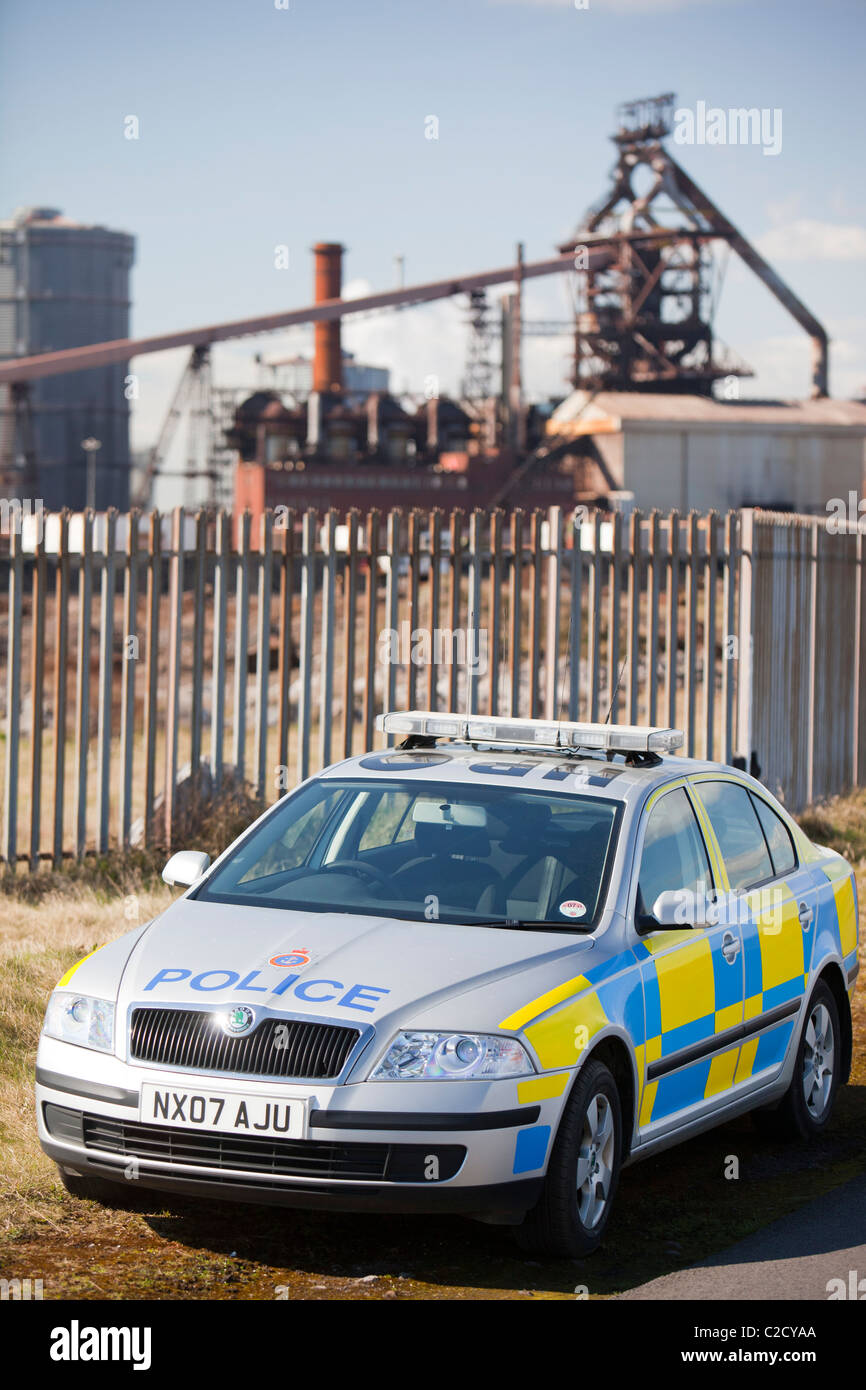 Ein Polizeiauto außerhalb einer verlassenen Stahlwerk in Redcar, Teeside, UK Stockfoto