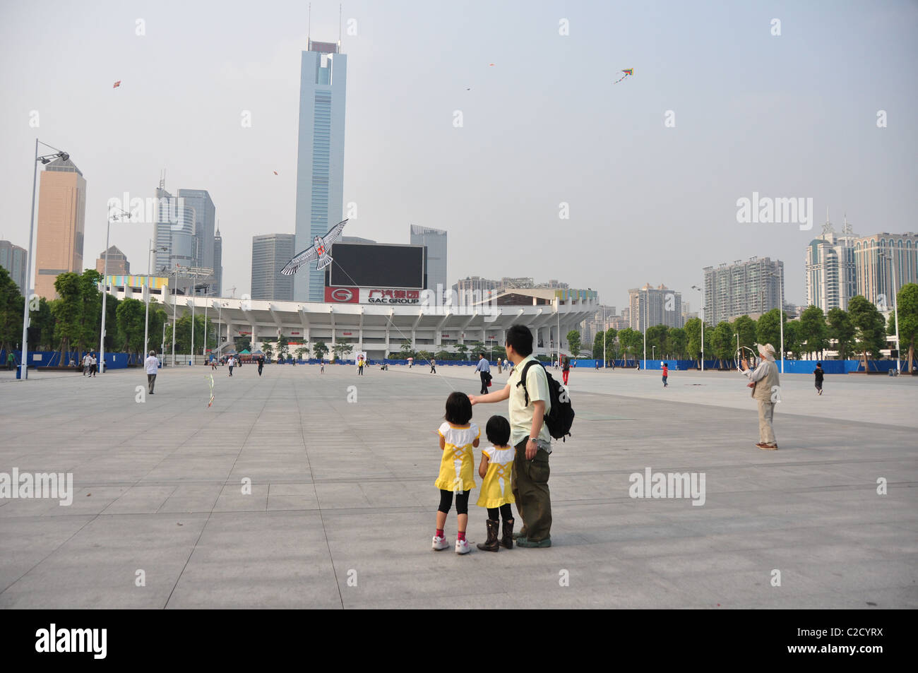 Menschen, die fliegenden Drachen im Tianhe Sportstadium in Guangzhou, Guangdong, China. Stockfoto