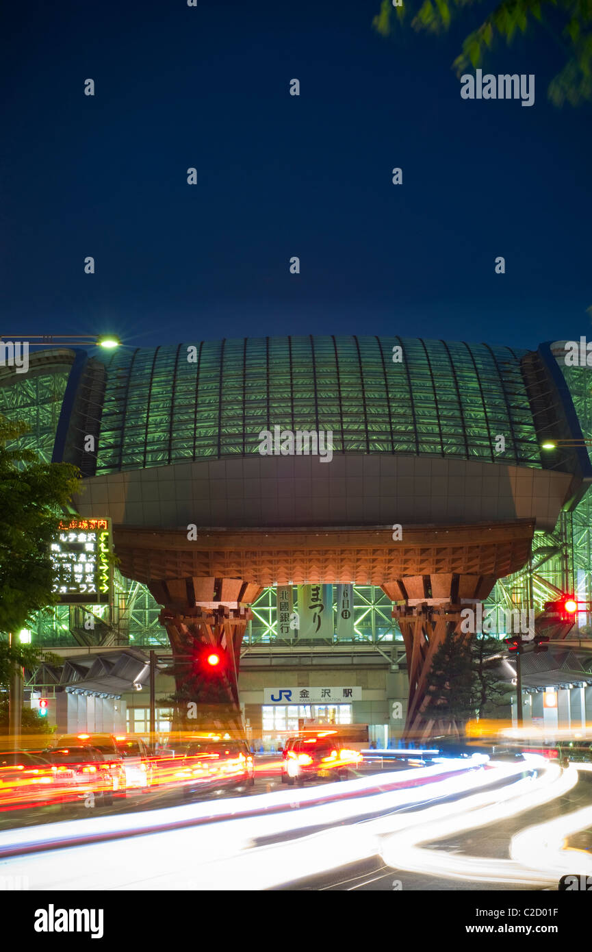 Tsuzumi (Trommel) Tor am Bahnhof Kanazawa in der Abenddämmerung Stockfoto