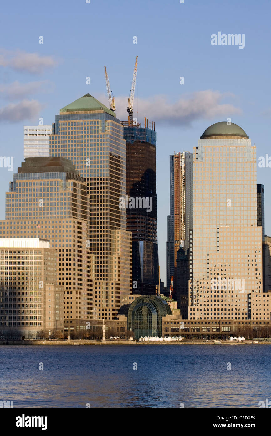 Baukräne auf One World Trade Center hinter World Financial Center Gebäude 3 & 4 WFC 2 rechts. Stockfoto