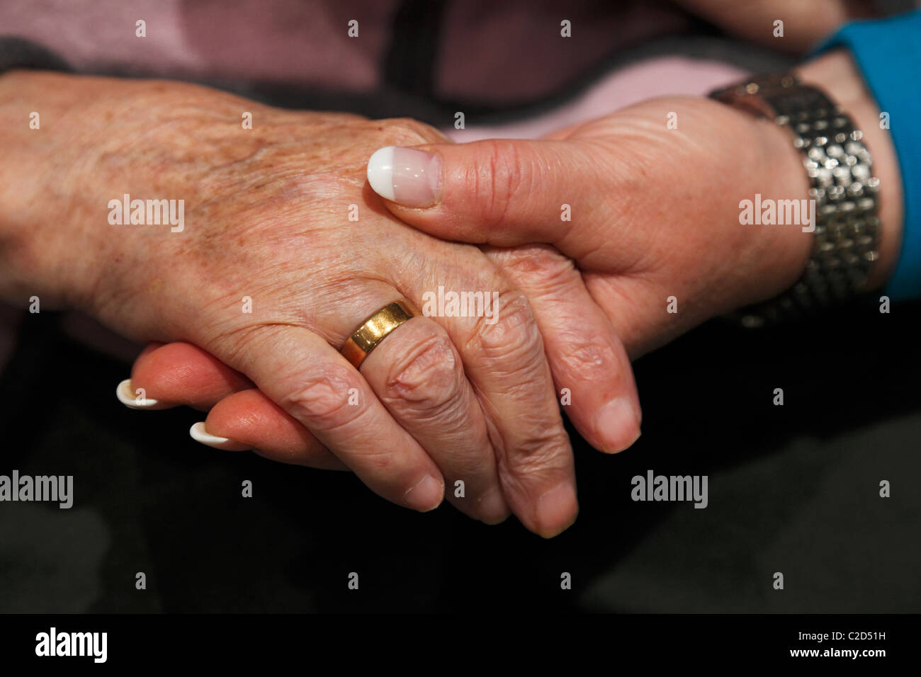 Menschen, Alter, Altersheim, Altenzentrum der St. Clemens-Hospitale in Sterkrade, eine Krankenschwester hält die Hand von einer älteren Frau, Nahaufnahme, Waltraut, Elke, D-Oberhausen, Ruhrgebiet, Niederrhein, Nordrhein Westfalen, NRW, D-Oberhausen-Sterkrade Stockfoto