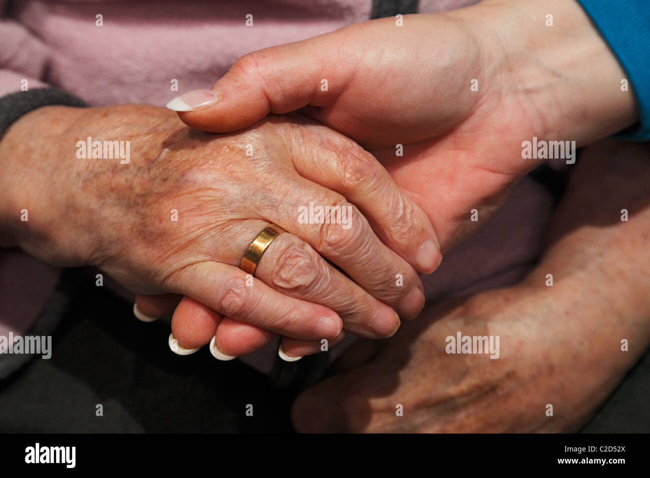 Menschen, Alter, Altersheim, Altenzentrum der St. Clemens-Hospitale in Sterkrade, eine Krankenschwester hält die Hand von einer älteren Frau, Nahaufnahme, Waltraut, Elke, D-Oberhausen, Ruhrgebiet, Niederrhein, Nordrhein Westfalen, NRW, D-Oberhausen-Sterkrade Stockfoto