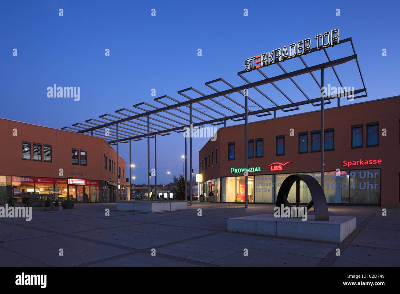 Einkaufstempel Sterkrader Tor, Abendaufnahme Mit Beleuchtung, Oberhausen-Sterkrade, Ruhrgebiet, Nordrhein-Westfalen Stockfoto