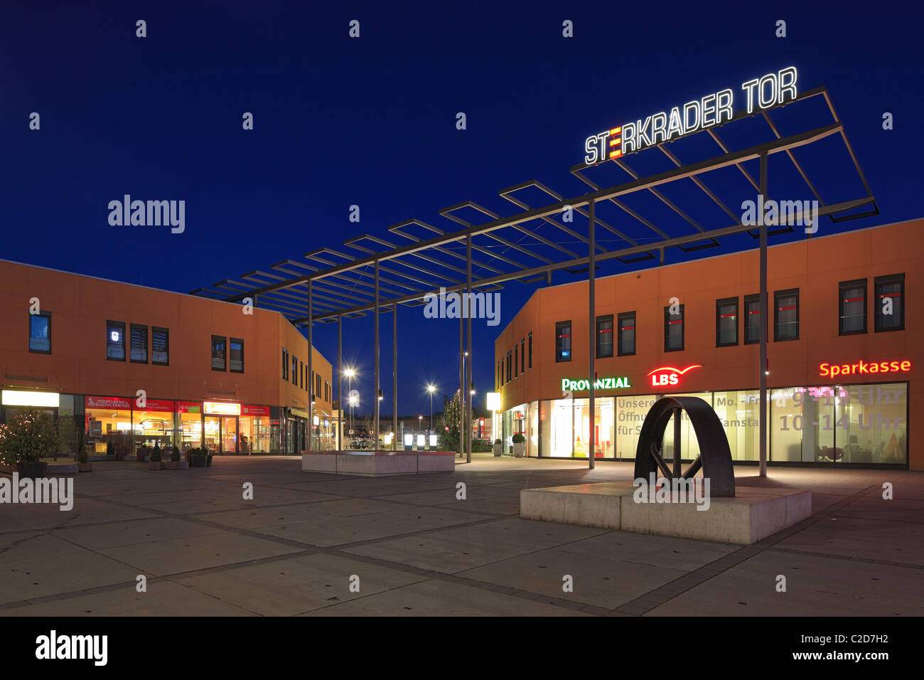 Einkaufstempel Sterkrader Tor, Abendaufnahme Mit Beleuchtung, Oberhausen-Sterkrade, Ruhrgebiet, Nordrhein-Westfalen Stockfoto