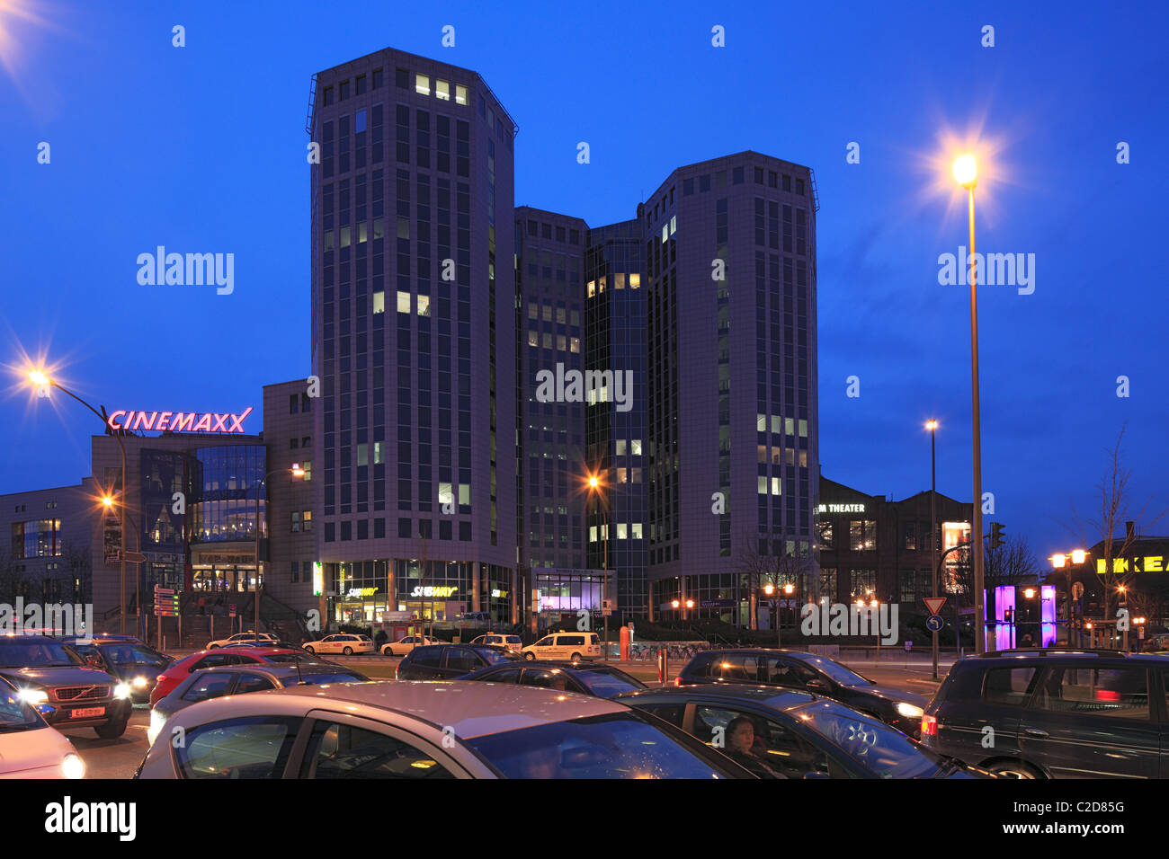 Cinemaxx-Kino Und Buerohochhaeuser bin Abend, Beleuchtung, Berliner Platz in Essen, Ruhrgebiet, Nordrhein-Westfalen Stockfoto