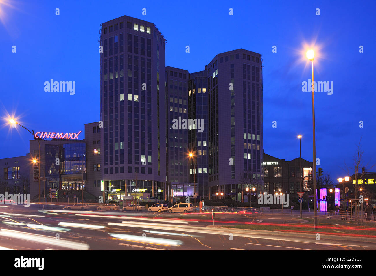 Cinemaxx-Kino Und Buerohochhaeuser bin Abend, Beleuchtung, Berliner Platz in Essen, Ruhrgebiet, Nordrhein-Westfalen Stockfoto