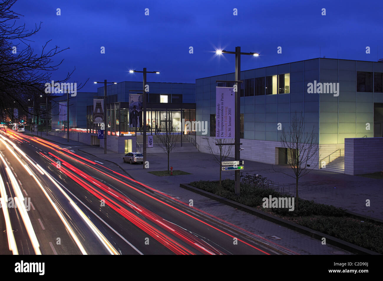 Museum Folkwang am Abend, Autoverkehr Auf der Bismarckstraße B224, Essen, Ruhrgebiet, Nordrhein-Westfalen Stockfoto