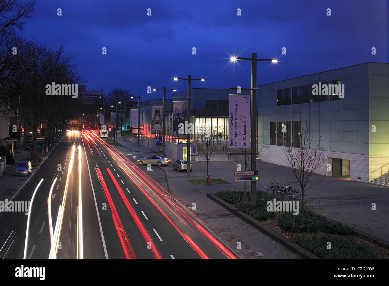 Museum Folkwang am Abend, Autoverkehr Auf der Bismarckstraße B224, Essen, Ruhrgebiet, Nordrhein-Westfalen Stockfoto
