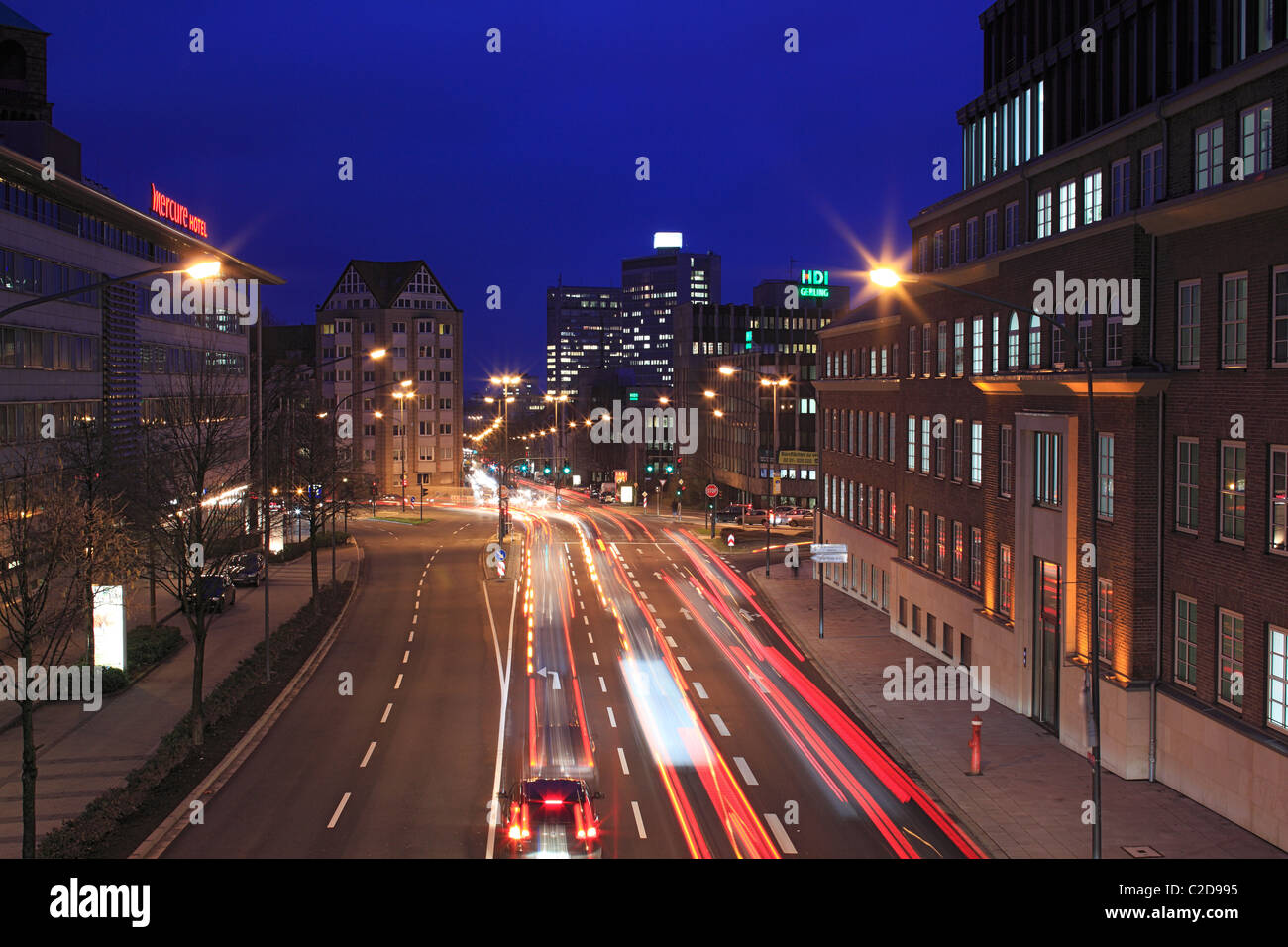 Nachtaufnahme, Blick machen der Bismarckstraße Radium Stadtzentrum Mit Mercure Hotel Plaza Essen Und Gebaeude der HDI Direkt Versicherung, Essen, Stockfoto