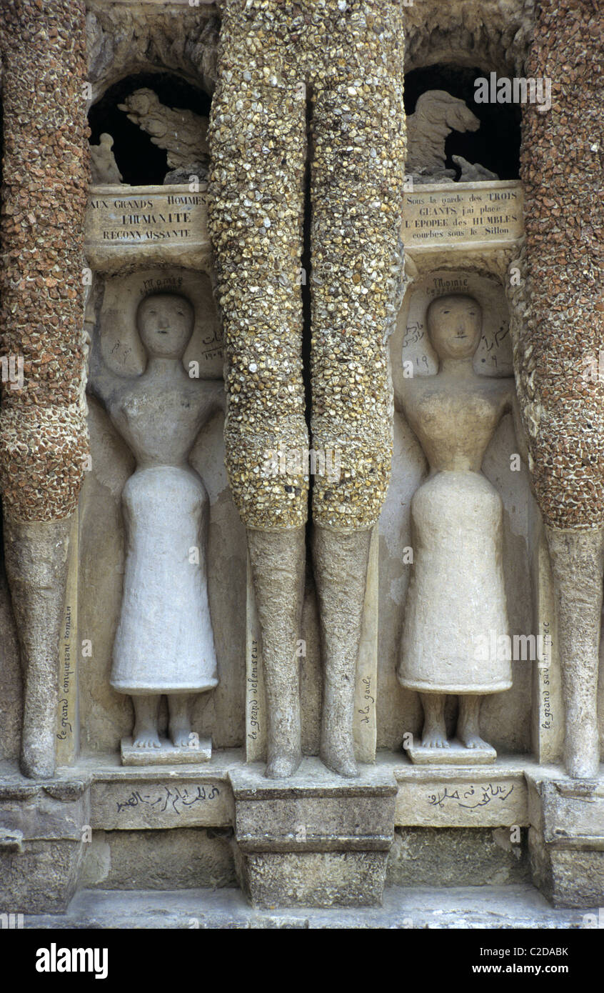 Riesige Figuren im Le Palais Ideal oder Ideal-Palast (Volkskunst und Naive Art Brut) von Facteur Cheval, Hautrives, Drôme, Frankreich Stockfoto