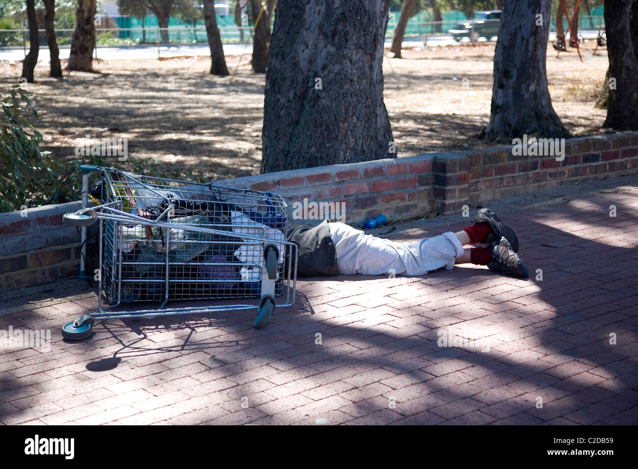 Obdachloser schlafen rau auf Kapstadt Bürgersteig Stockfoto